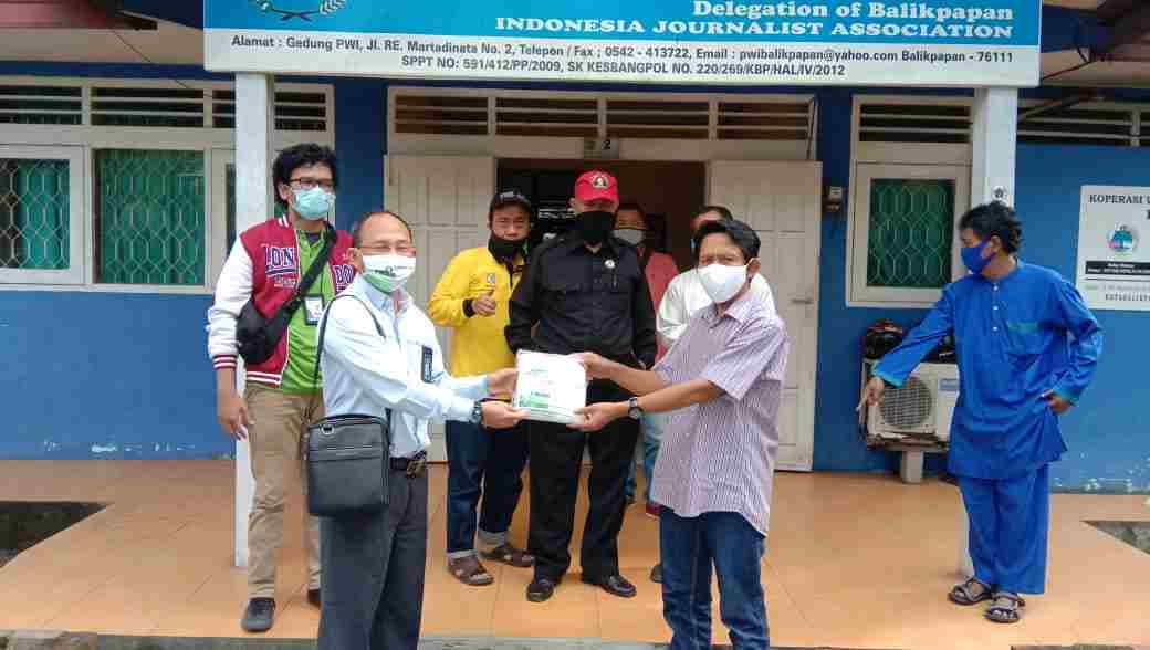 PLN menyerahkan cindera mata kepada rekan- rekan jurnalis di Balikpapan.