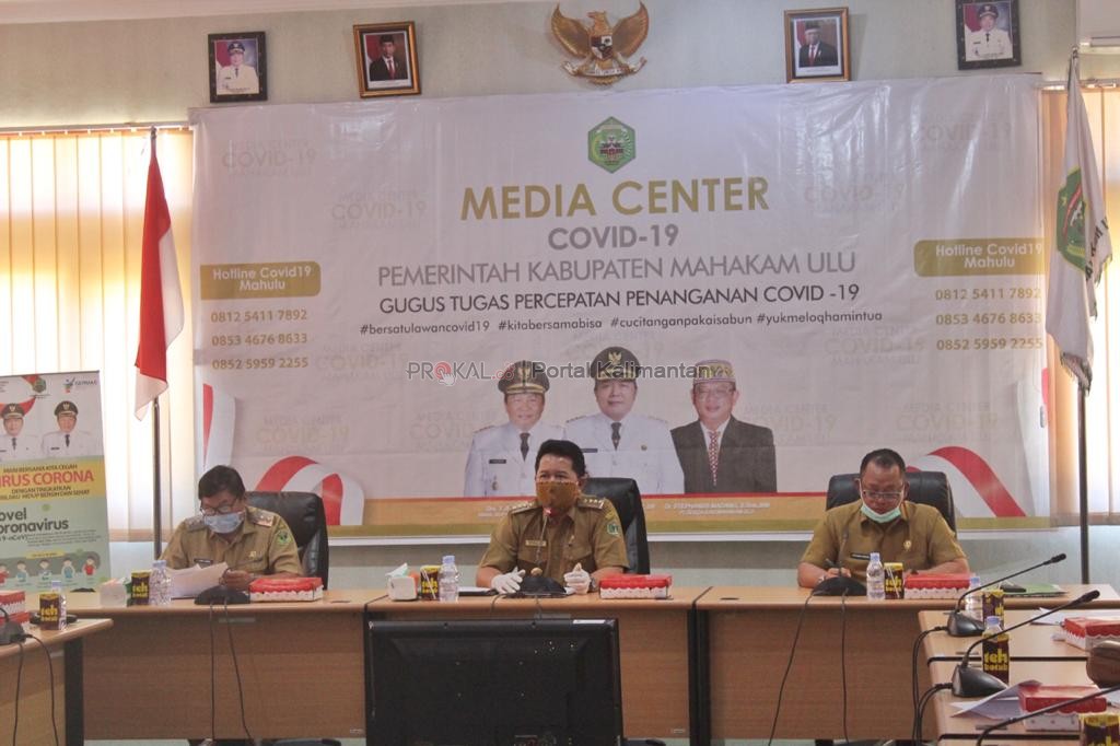 PERSIAPAN: Bupati Bonifasius Belawan Geh (tengah) memimpin rakor evaluasi gugus tugas Covid-19, yang diharapkan Mahulu bebas dari Corona. Didampingi Wabup Y Juan Jenau (kiri) dan Pj Sekda Stepanus Kadang.