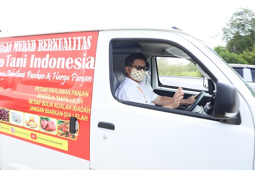 BANTU PETANI : Gubernur Kaltara Dr H Irianto Lambrie menjajal mobil operasional Toko Tani Indonesia Center Kaltara di Jalanan belakang Pasar Induk, Tanjung Selor.