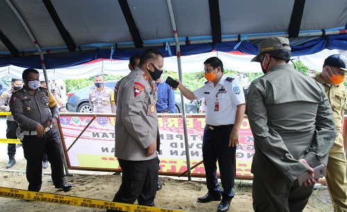 POS TERPADU : Kadishub Taupan Madjid dan Kasat Pol-PP beserta Kapolda meninjau pos terpadu penanganan Covid-19 di jalan poros Bulungan-Berau km 10, Selasa (5/5).