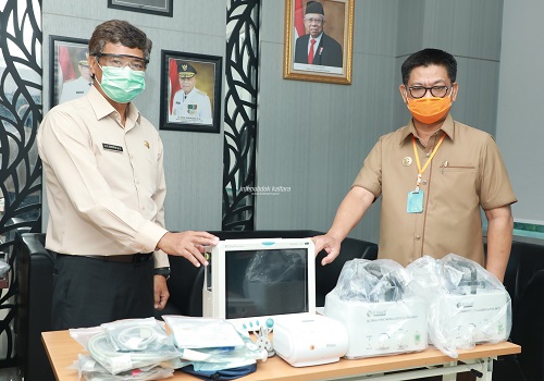 BANTUAN KESEHATAN : Gubernur Kaltara, Dr H Irianto Lambrie menyerahkan bantuan alat kesehatan penanganan Covid-19 kepada perwakilan RSUD Dr H Soemarno Sosroatmodjo, Tanjung Selor, Bulungan, Selasa (5/5). Bantuannya senilai, Rp 821 juta dari APBD Kaltara 2