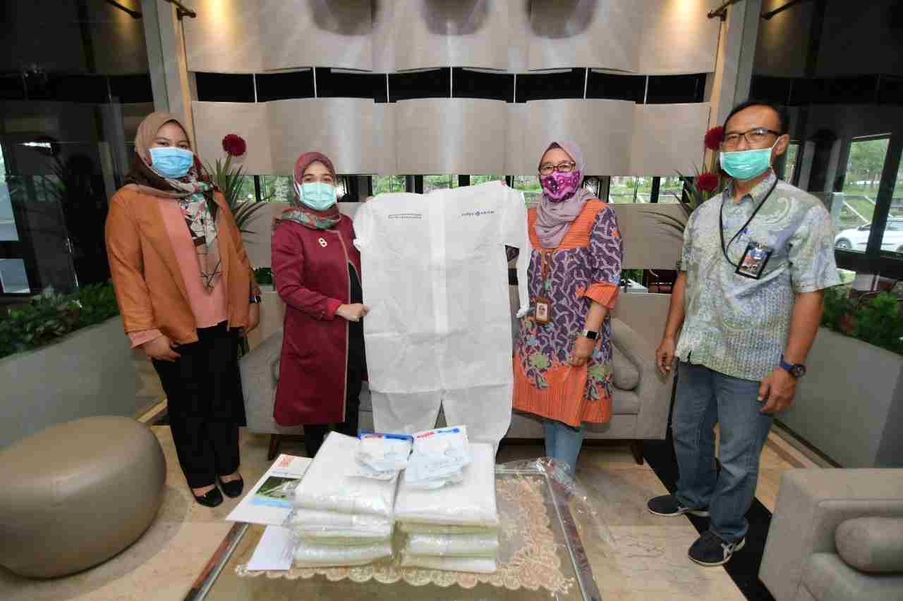 Pupuk Kaltim kembali menyalurkan bantuan Alat Pelindung Diri (APD) bagi tenaga medis di Bontang dan Samarinda pada 2 Juli 2020.