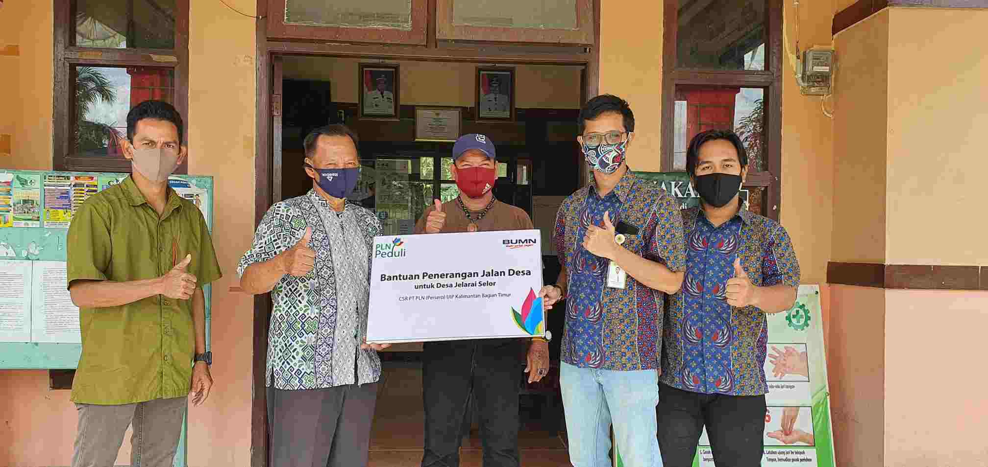 SERAHKAN BANTUAN: PT PLN UIP Kalbagtim menyerahkan secara simbolis bantuan lampu PJU kepada warga Desa Jelarai, Kamis (25/6) lalu.