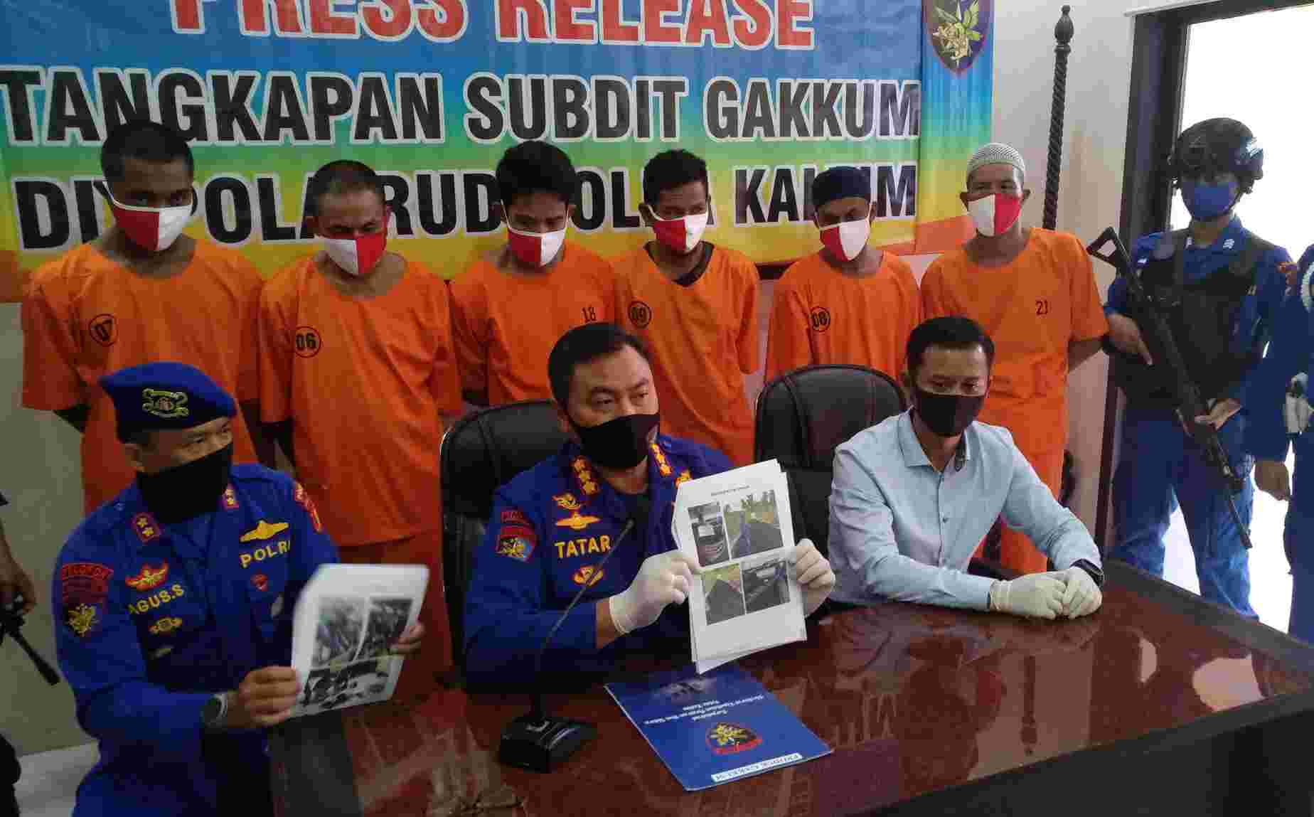 Dirpolairud Polda Kaltim Kombes Pol Kombes Pol Tatar Nugroho, S.I.K., S.H (tengah) dan Kasubdit Gakkum Polairud Polda Kaltim Kompol Teguh Nugrogo (duduk, kanan). (foto: wawan/prokal)