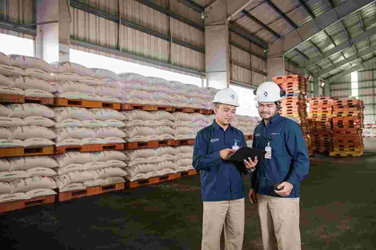 Selain pupuk subsidi, Pupuk Kaltim juga menyalurkan pupuk Urea non subsidi dengan merek dagang Daun Buah dan pupuk NPK non subsidi dengan merek dagang NPK Pelangi.