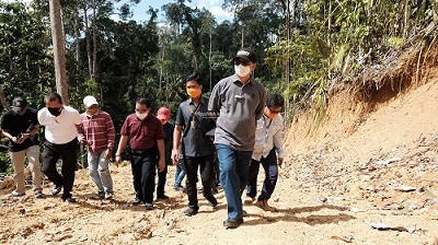 PEMULIHAN EKONOMI : Gubernur Kaltara, Dr H Irianto Lambrie saat meninjau rencana lokasi KBM Tanjung Selor, belum lama ini. Pembangunan KBM Tanjung Selor akan menjadi salah satu proyek prioritas untuk sumber pertumbuhan ekonomi baru pasca Covid-19.