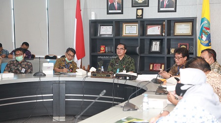 VIRTUAL MEETING : Sekprov Kaltara, H Suriansya mengikuti virtual meeting bersama KASN mengenai penerapan aplikasi SIPINTER, Kamis (18/6).