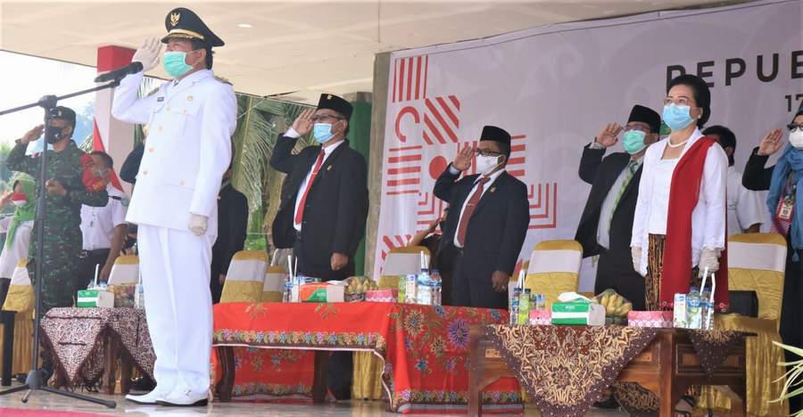 KHIDMAT: Wabup Mahulu Y Juan Jenau sebagai inspektur upacara pengibaran bendera Merah Putih, peringatan HUT ke-75 Kemerdekaan RI di lapangan sepak bola Ujoh Bilang, Long Bagun. HUMAS MAHULU