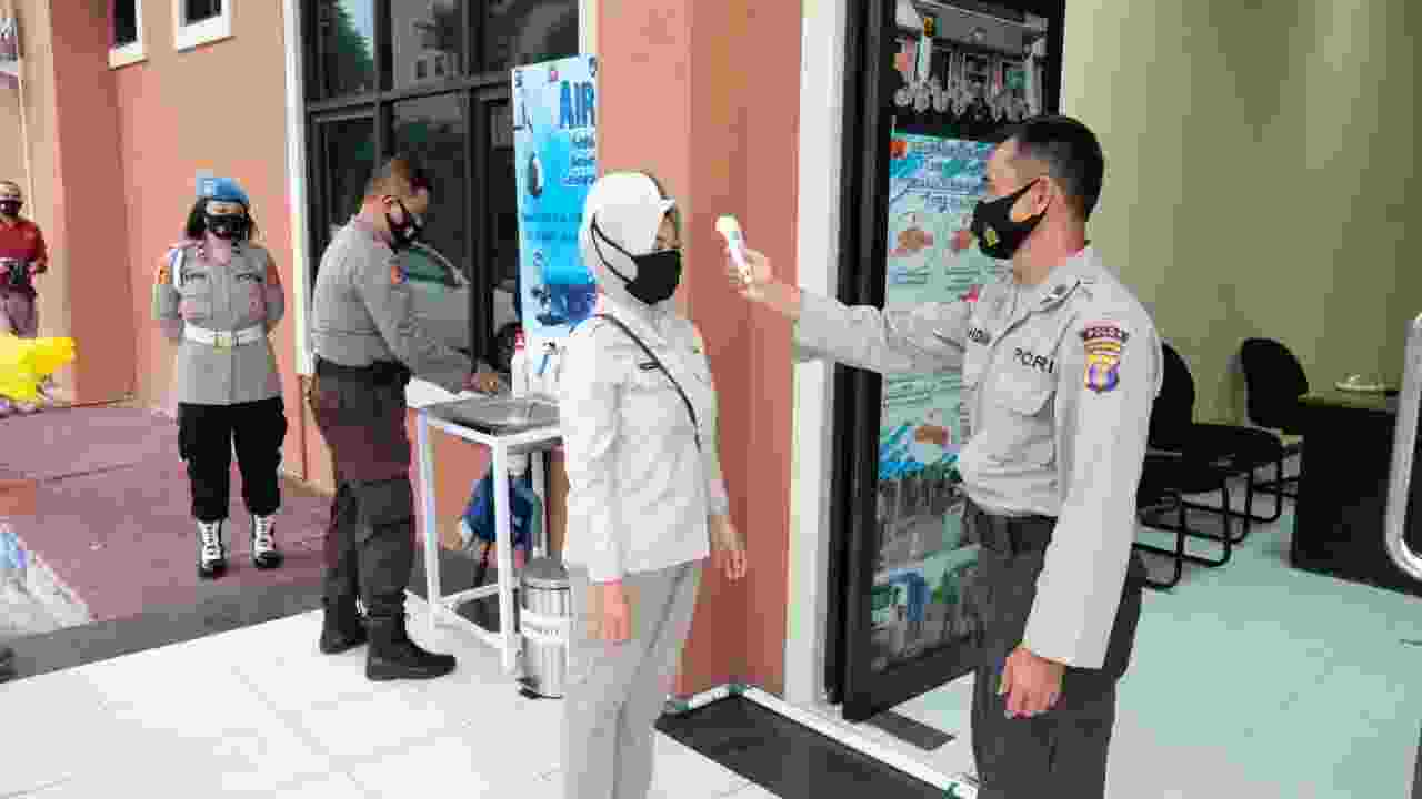 Semua anggota yang masuk ke ruangan wajib dicek suhu badan menggunakan thermo gun. Setiap pintu masuk ruangan juga disediakan tempat cuci tangan.