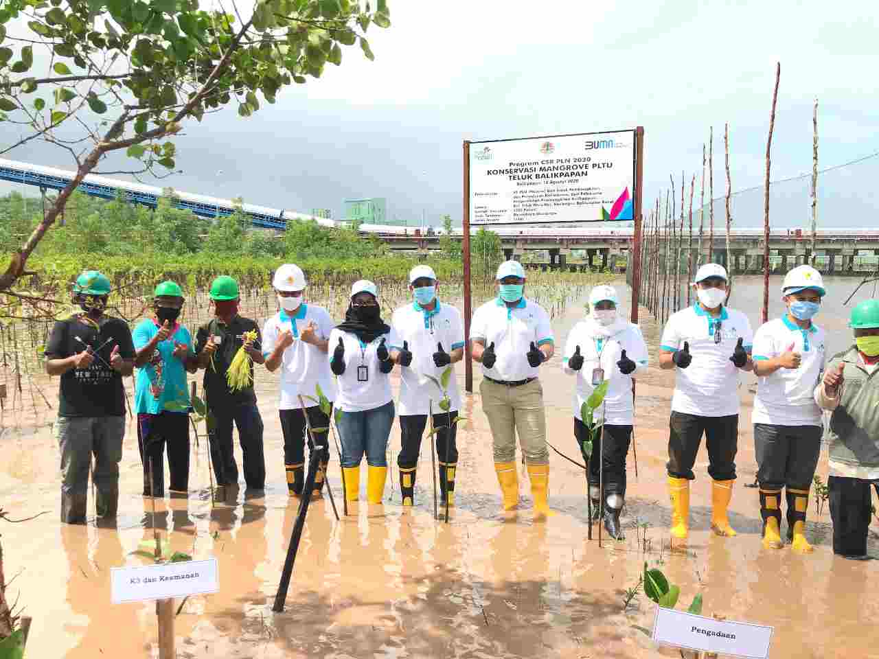PEDULI LINGKUNGAN: Sebanyak 2.300 bibit mangrove ditanam dengan melibatkan Kelompok Tani Tepian Manunggal Abadi sebagai salah satu wujud kepedulian PLN UPDK Balikpapan terhadap lingkungan.