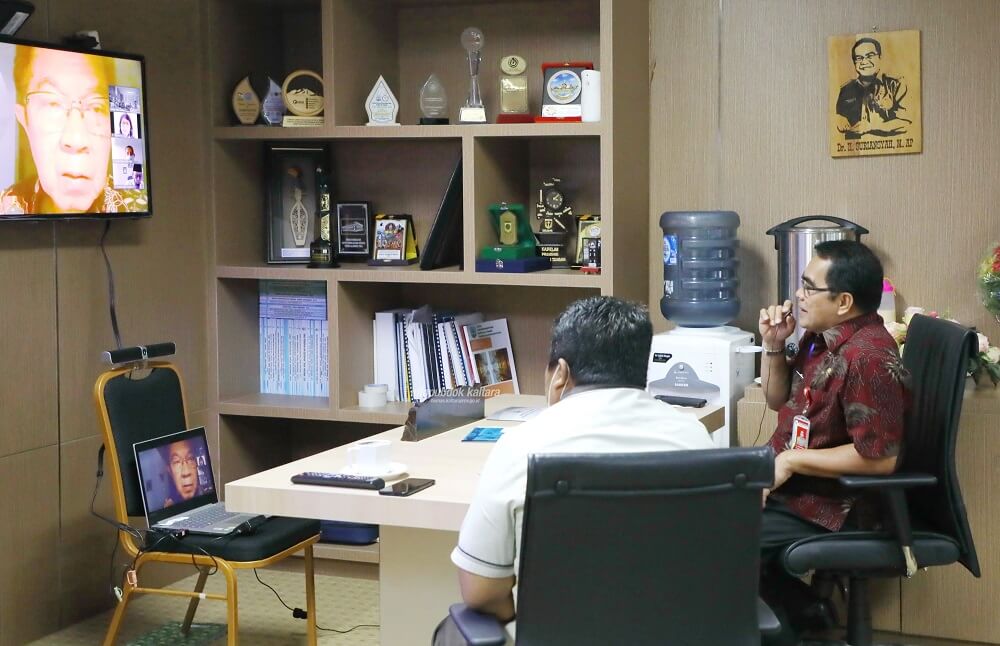 DISKUSI : Sekprov Kaltara, Dr H Irianto Lambrie saat melakukan diskusi virtual dengan Guru Besar UI Prof Sudarto Ronoatmodjo, Jumat (26/6) lalu.