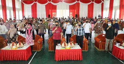 PRIORITASKAN PENDIDIKAN : Gubernur Kaltara, Dr H Irianto Lambrie menemui tenaga pendidik SMP dan SMK/SMA serta SLB di Multifunction Hall SMK Negeri 2 Tarakan. Tampak Gubernur juga meresmikan SMA Negeri 1 Bunyu, saat berkunjung ke Pulau Bunyu, Sabtu (15/8)