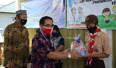 BANTUAN : Sekprov Kaltara H Suriansyah menyerahkan bantuan khusus untuk perempuan dan anak sekaligus bantuan sembako bagi Kampung KB Provinsi Kaltara, Sabtu (11/7).