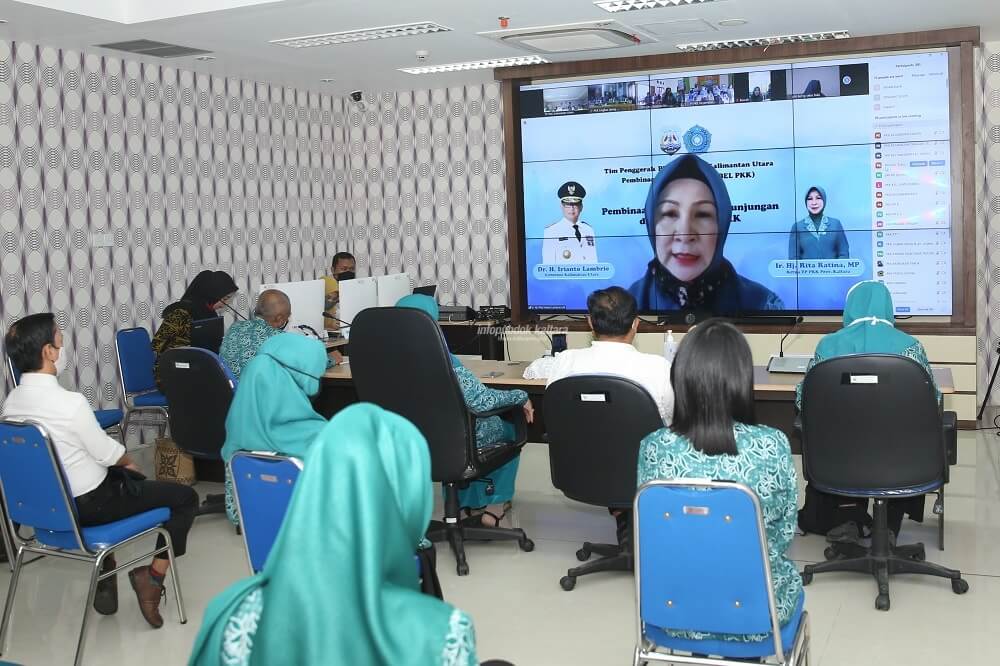 PEMBINAAN VIRTUAL : Ketua TP PKK Kaltara, Hj Rita Ratina Irianto Lambrie saat memberikan sambutan secara daring pada kegiatan BEL PKK, Rabu (8/7).