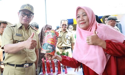 EKONOMI KERAKYATAN : Gubernur Kaltara, Dr H Irianto Lambrie saat meninjau salah satu stan UMKM Pertanian pada pembukaan PEDA II KTNA, 9 September 2019.