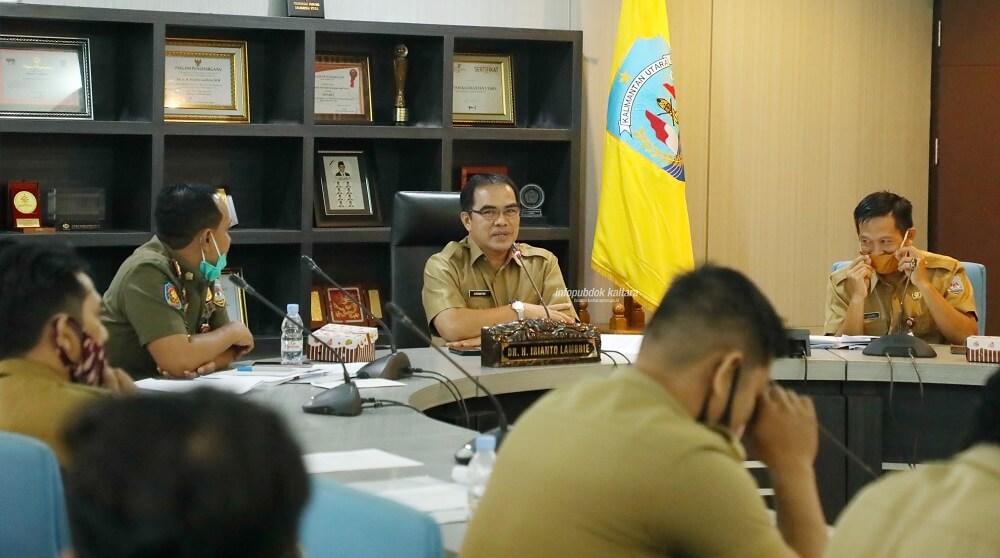 PERSIAPAN AKB : Sekprov Kaltara, H Suriansyah saat memimpin Rapat Pembahasan Ranpergub Kaltara Tentang Pedoman AKB, Selasa (7/7) pagi.