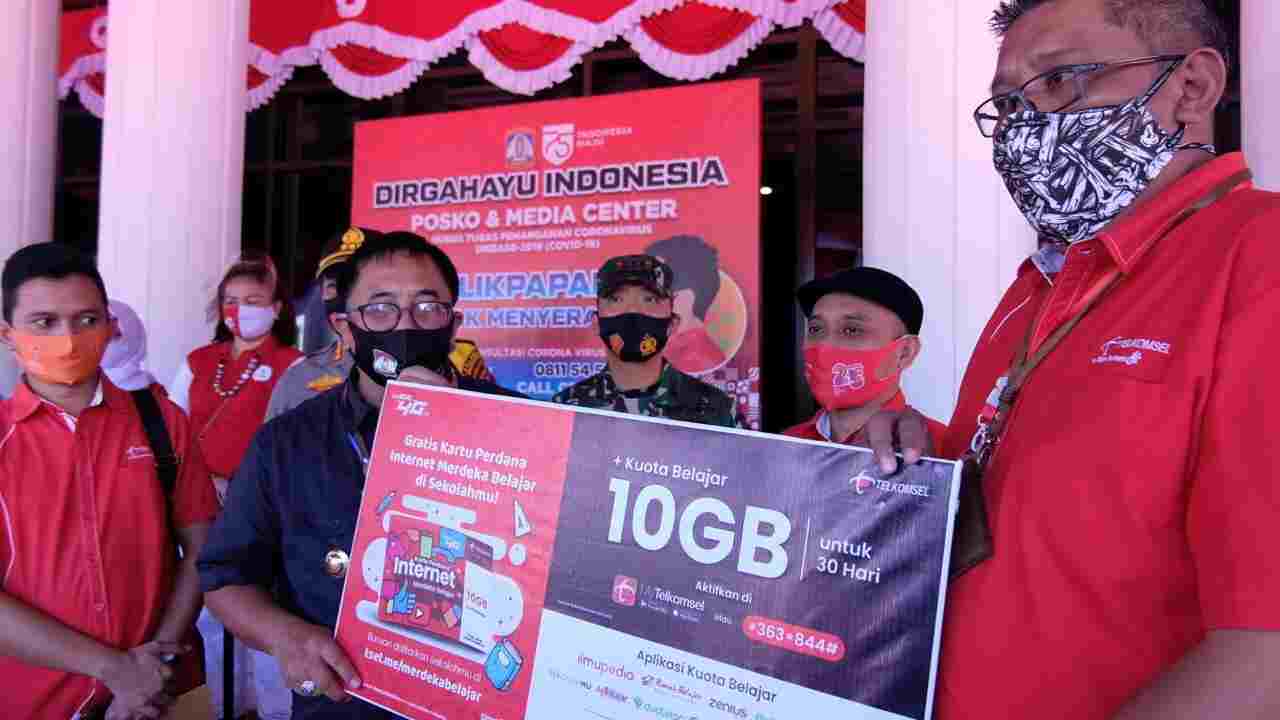 PEDULI PENDIDIKAN: Telkomsel bersama Pemkot Balikpapan saat meluncurkan Kartu Internet Merdeka Belajar. Kartu akan didistribusikan kepada 32 ribu pelajar di 84 sekolah di Balikpapan.