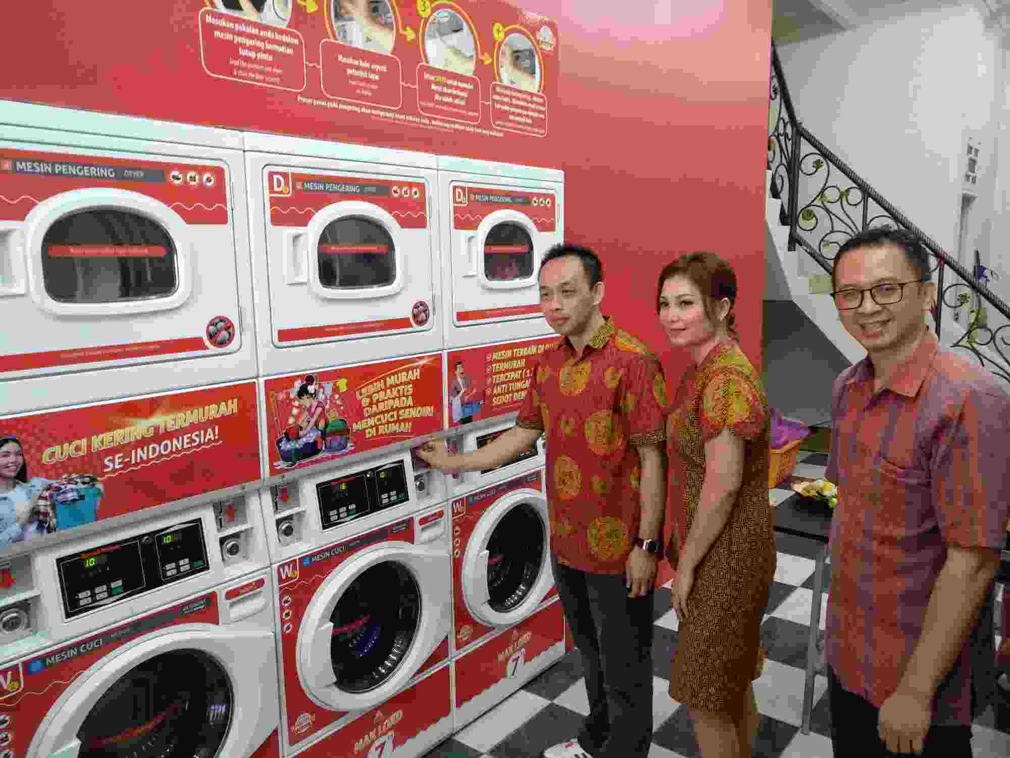 CEO Herlambang Prayitno (paling kanan) bersama mitra di Balikpapan sekaligus Owner The Daily Wash Balikpapan Agus  Biyantoro dan istri Rika Ekayanti Sormin, di outletnya di Jalan DR Sutomo Gunung Kawi, Balikpapan Tengah, Sabtu (29/8) pagi.