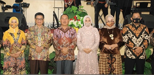 PENGANTAR TUGAS : Gubernur Kaltara, Dr H Irianto Lambrie bersama istri, Hj Rita Ratina berfoto bersama Kapolda Kaltara Irjen Bambang Kristiyono dan istri, serta pejabat Kapolda sebelumnya Irjen Indrajit dan istri, Rabu (2/9) malam.