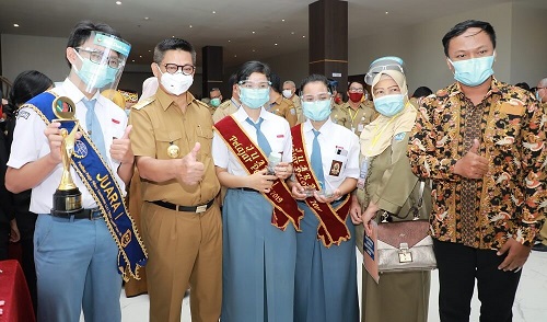 PENDIDIKAN BERKUALITAS : Gubernur Kaltara, Dr H Irianto Lambrie berfoto bersama pelajar berprestasi asal Kaltara di sela Rembuk Pendidikan dan Kebudayaan, Senin (21/9).