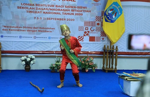 LOMBA BERTUTUR : Aime Contador Ramadhan saat menuturkan cerita Yadu Usud pada Lomba Bertutur Bagi Siswa-Siswi SD/MI Tingkat Nasional 2020, Selasa (8/9).