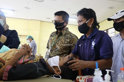 KHITANAN MASSAL : Gubernur Kaltara, Dr H Irianto Lambrie saat meninjau kegiatan khitanan massal dan pengobatan gratis di SMA 3 Juata, Kamis (3/9) siang.