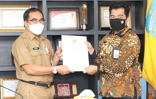 PEMERIKSAAN : Sekprov Kaltara, H Suriansyah didampingi beberapa kepala OPD mengadakan rapat bersama tim pemeriksa BPK Perwakilan Provinsi Kaltara terkait pemeriksaan penggunaan anggaran Covid-19, Selasa (15/9).