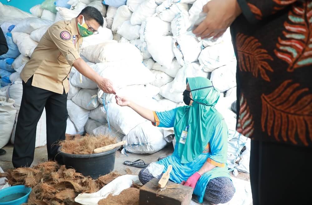 SENTRA PRODUKSI : Gubernur Kaltara, Dr H Irianto Lambrie saat menyambangi sentra produksi VCO yang dikelola BUMDES Karang Unarang, Sebatik, Nunukan, baru-baru ini.