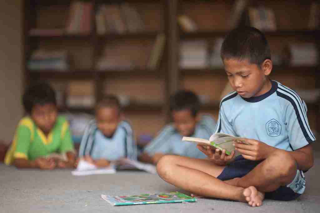 MENDIDIK: Sejumlah anak saat membaca buku di rumah belajar PT DSN Group.