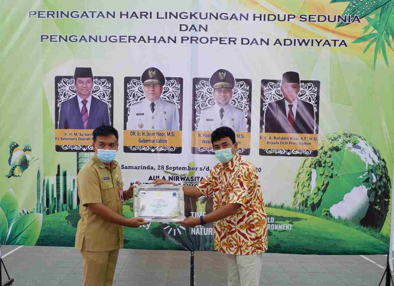 APRESIASI: Penyerahan sertifikat PROPER tingkat Provinsi dengan Peringkat Biru oleh Kepala Dinas Lingkungan Hidup Provinsi Kalimantan Timur Rafiddin Rizal kepada perwakilan EBL. Tampak sertifikat PROPER Biru yang diterima PT EBL.