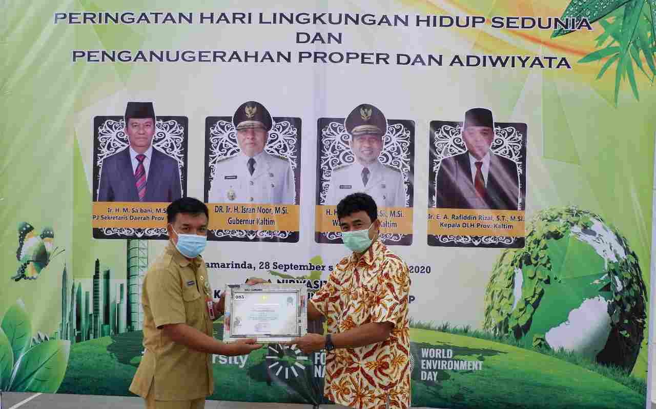 APRESIASI: Penyerahan sertifikat Proper tingkat Provinsi dengan peringkat hijau oleh Kepala Dinas Lingkungan Hidup Provinsi Kalimantan Timur Rafiddin Rizal (kiri) kepada perwakilan PT MSL.
