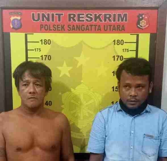 TANPA PERLAWANAN: Kedua tersangka pengedar sabu hanya pasrah ketika rumahnya digerebek pihak kepolisian.