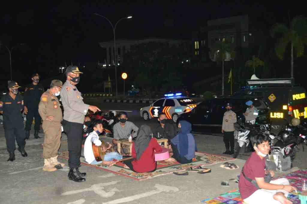 AWASI KETAT: Saat penegakan protokol kesehatan Covid-19 oleh petugas di lapangan. Masih banyak yang ditemukan tidak memakai masker.