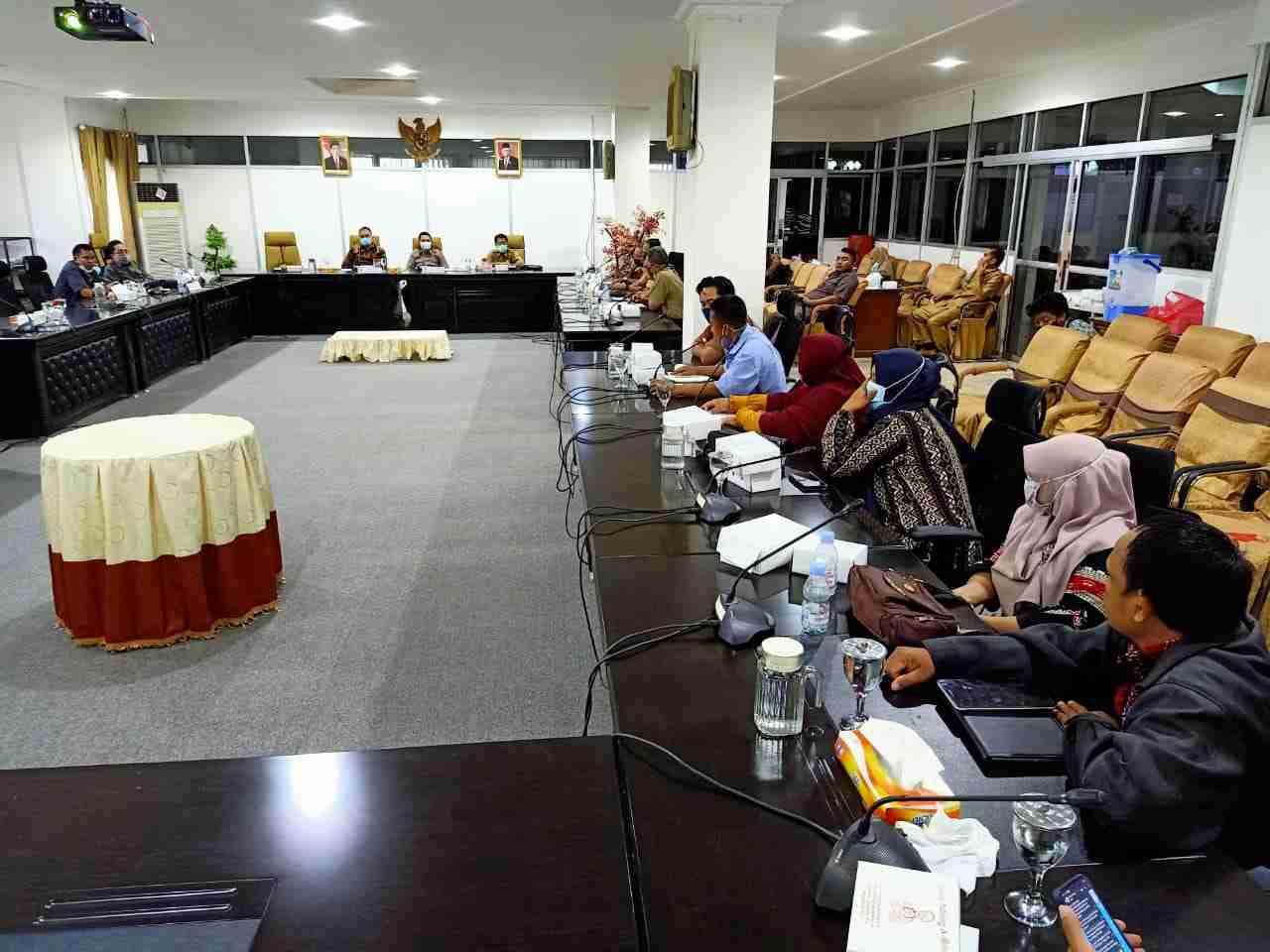 MENUNGGU DILANTIK: Para tenaga honor K2 di Paser yang telah lulus tes P3K, mengadu ke DPRD Paser karena tak kunjung dilantik, Selasa (27/10).