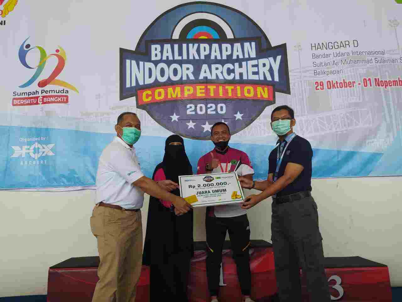 Deputy Operasional Pegadaian Kanwil IV Balikpapan Sudartoyo (kiri) saat menyerahkan hadiah secara simbolis kepada juara umum BIAC, Minggu (1/11).