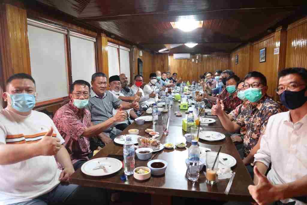 Kehangatan dan keakraban antara paslon Rahmad Mas’ud -Thohari Aziz dengan para Pengusaha Tionghoa Balikpapan (PTB).
