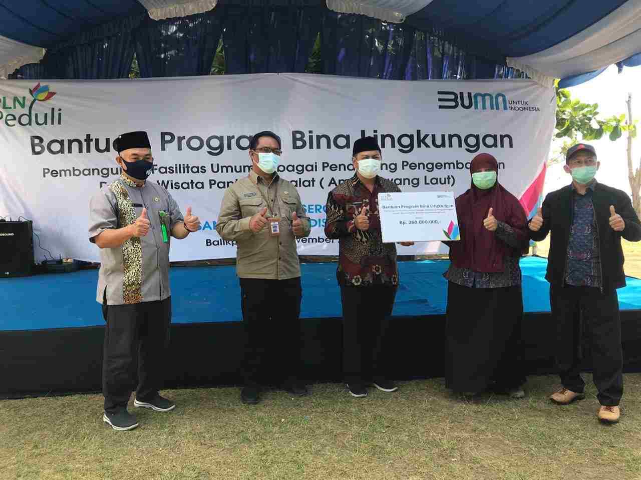 PLN PEDULI: Hesti Hartanti (dua kanan) saat menyerahkan secara simbolis bantuan kepada Ahmad Nurkhalis (tengah). Dilanjutkan dengan meninjau lokasi jembatan dan musala yang sudah dibangun sejak September lalu.