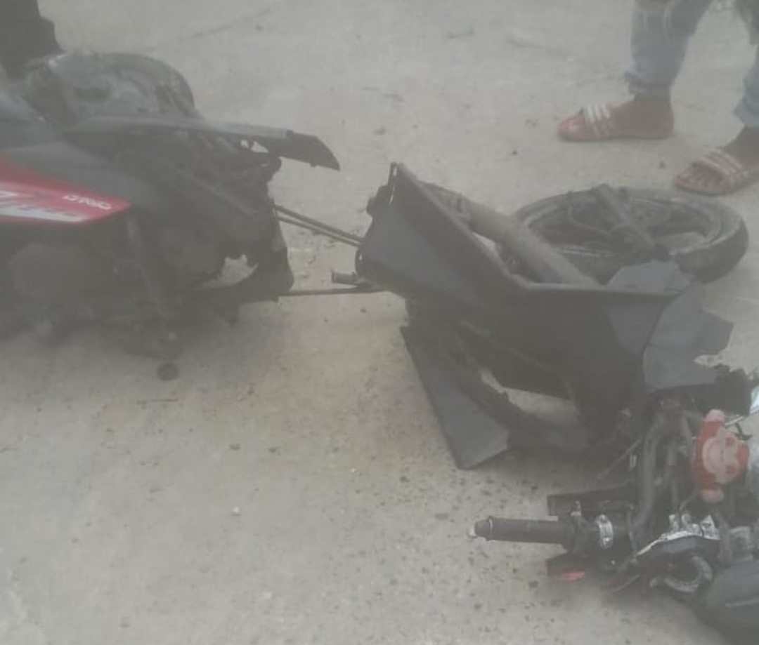 Kondisi sepeda motor usai bertabrakan dengan mobil minibus di Jalan Kilometer 18.