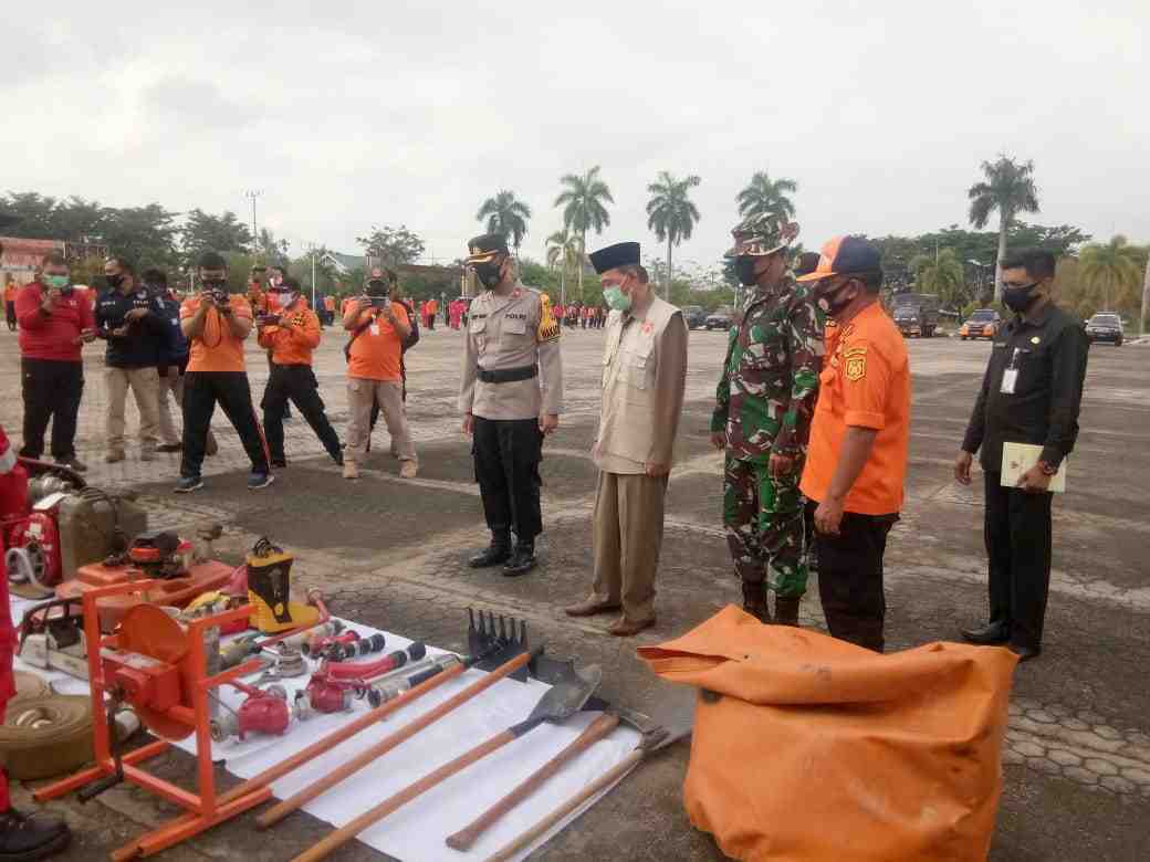 SIAPKAN PERLENGKAPAN: Pemkab Paser bersama aparat gabungan, menggelar apel kesiapan menghadapi bencana jelang akhir tahun ini, Jumat (13/11).