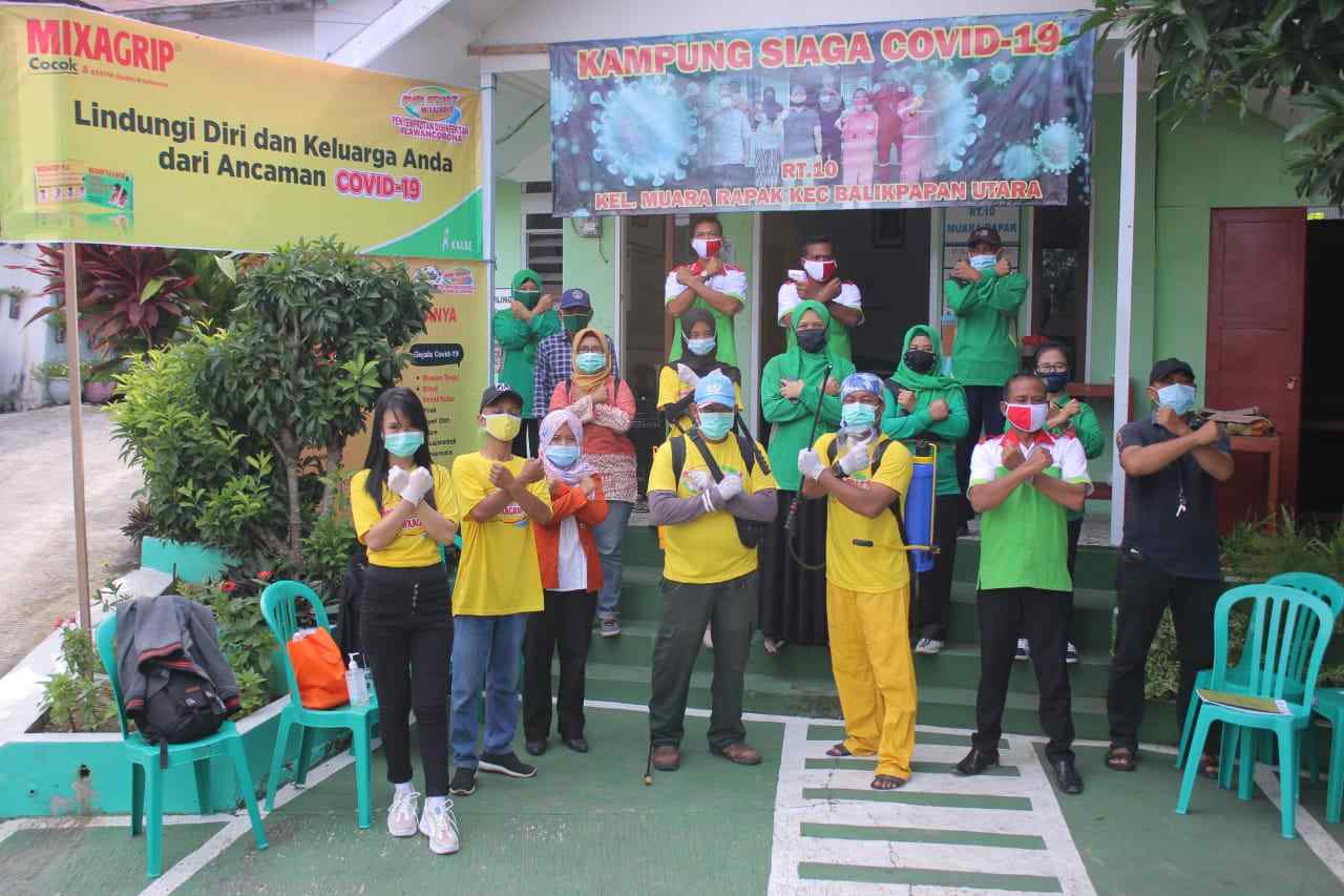 Tim Mixagrip bersama warga RT 10 Muara Rapak bersama - sama berjibaku melakukan penyemprotan disinfektan ke rumah - rumah warga hingga fasilitas mulai dari mushola, sarana olahraga gedung badminton Merak, posyandu serta poskamling, Sabtu (21/11)