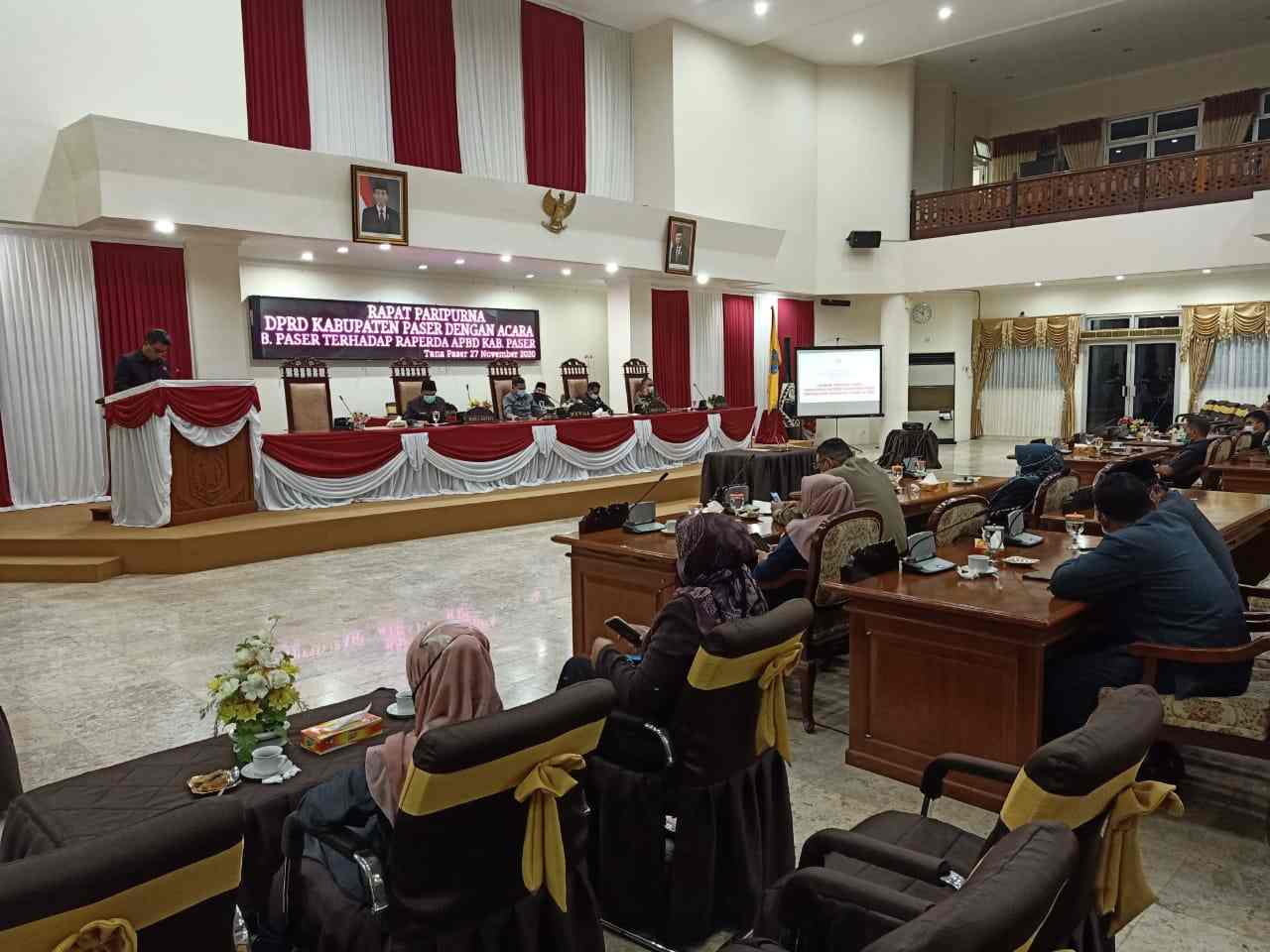 Hamransyah saat menyampaikan catatan Banggar DPRD Paser.