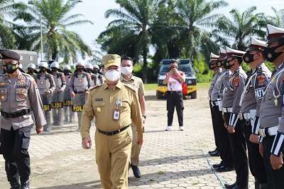 SIAGA BENCANA : Pjs Gubernur Kaltara Teguh Setyabudi menjadi inspektur Apel Gelar Pasukan Siaga Bencana dan Kesiapan Pengamanan Pilkada Serentak 2020 di Lapangan Agathis, Selasa (17/11).