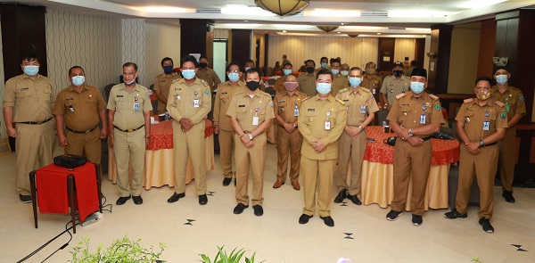 PENGARAHAN : Pjs Gubernur Kaltara, Teguh Setyabudi berfoto bersama peserta Rakor Camat se-Kaltara di Swisbell-Hotel Tarakan, Senin (23/11).