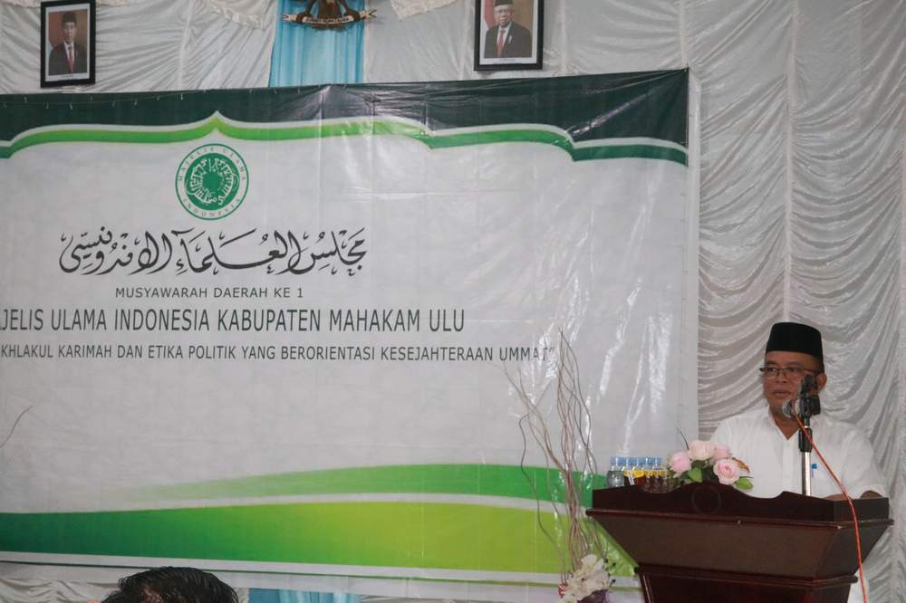 BERSAMA MAJUKAN DAERAH: E Tek Hen Yohanes membacakan sambutan Pjs Bupati Mahulu sekaligus membuka Musda MUI di Masjid Al Yasin, Kecamatan Long Bagun, Rabu (2/12). HUMAS MAHULU