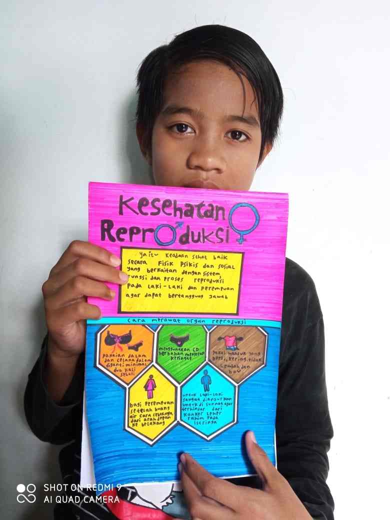 BUTUH PENDAMPINGAN: Rian Ramadani, Kelas VI SD 009 Bontang Selatan membuat poster dari pembelajaran mengenai pubertas remaja.