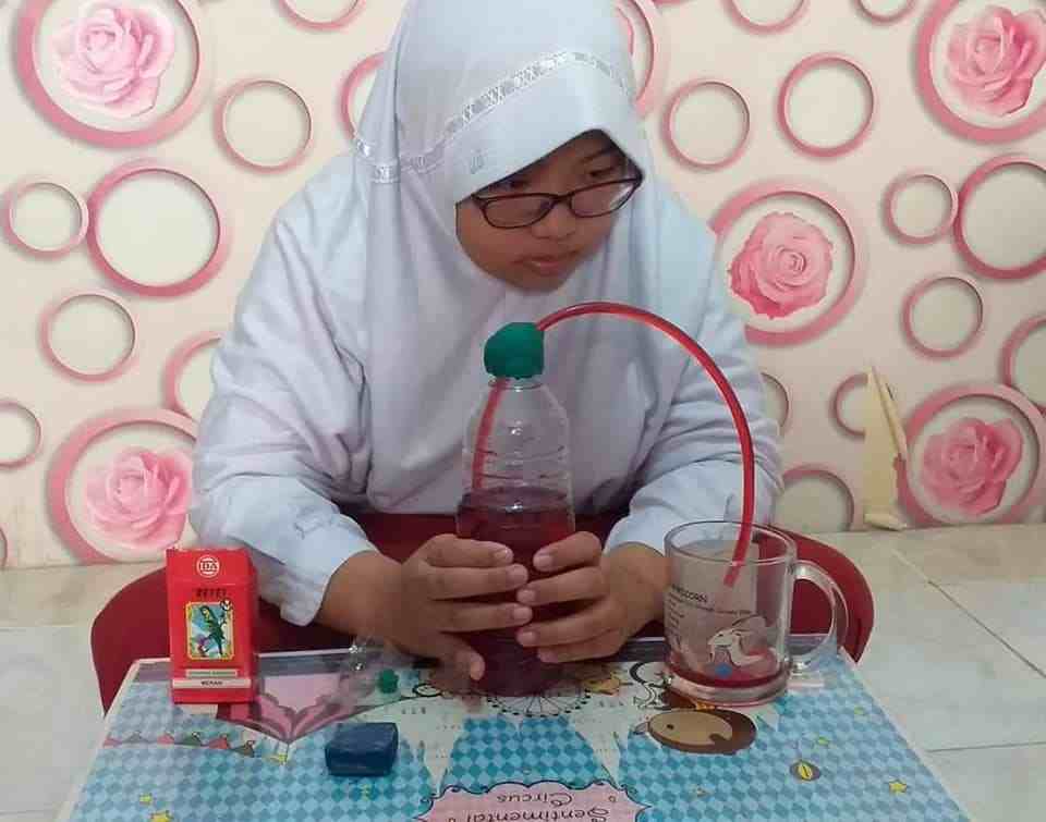 LEBIH MENGERTI: Murid SD 003 Bontang Utara membuat alat peraga sederhana untuk memahami cara kerja peredaran darah pada jantung.