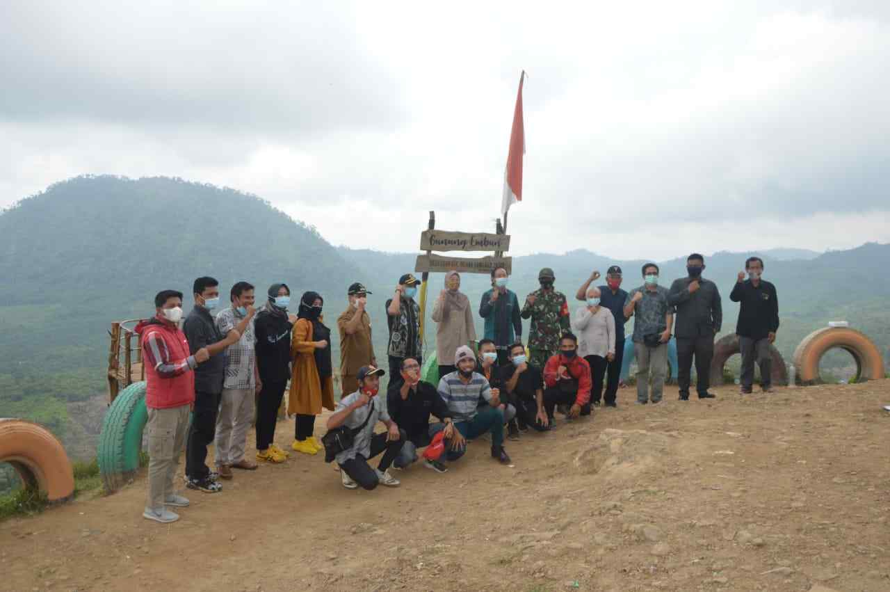 JAGA PROTOKOL: Dinas Pariwisata Kaltim bersama DPRD Paser saat sosialisasi penerapan protokol kesehatan di Gunung Boga, Senin (7/12).