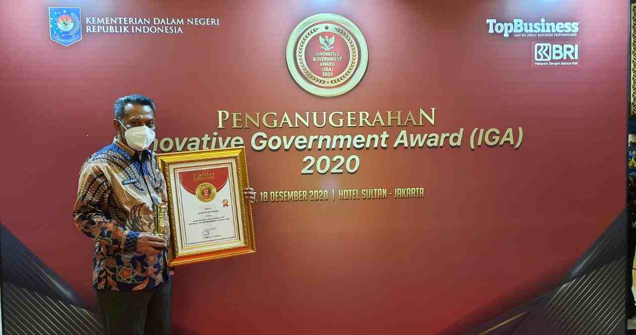 PENGHARGAAN: Paser meraih penghargaan kabupaten yang sangat inovatif oleh Kemendagri, Sekkab Paser mewakili bupati saat meraih penghargaan ini di Jakarta, Jum