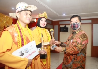 DUTA WISATA : Pjs Gubernur Kaltara Teguh Setyabudi menyerahkan piala dan penghargaan kepada grand finalis yang terpilih sebagai Jau Iru dan Lemlai Suri Duta Wisata Provinsi Kaltara 2020 di Ballroom Hotel Grand Pangeran Khar, Senin (30/11) malam.