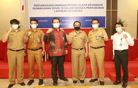BIMTEK : Sekprov Kaltara, H Suriansyah berfoto bersama penyelenggara dan narasumber Bimtek Pertanggungjawaban Pengelolaan Keuangan Penanganan Covid-19, Selasa (1/12).